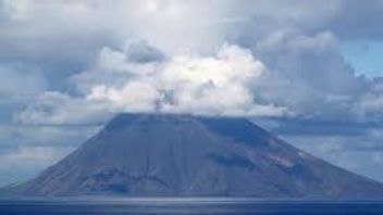 Gunung Ibu di Malut Meletus, Masyarakat  Dilarang Beraktivitas di Radius 3 Km