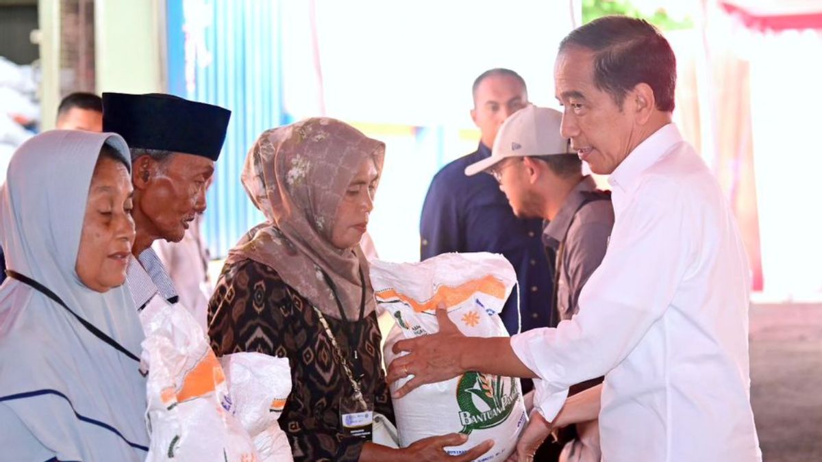 There Is A Prabowo-Gibran Banner When The President Distributes Social Assistance In Serang, The Palace Confirms There Is Nothing To Do With Jokowi