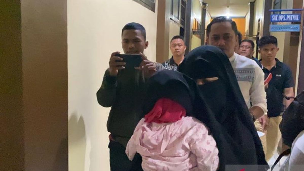 While Carrying Toddlers, This Veiled Woman Smuggles Methamphetamine To Kendari Prison For Her Husband