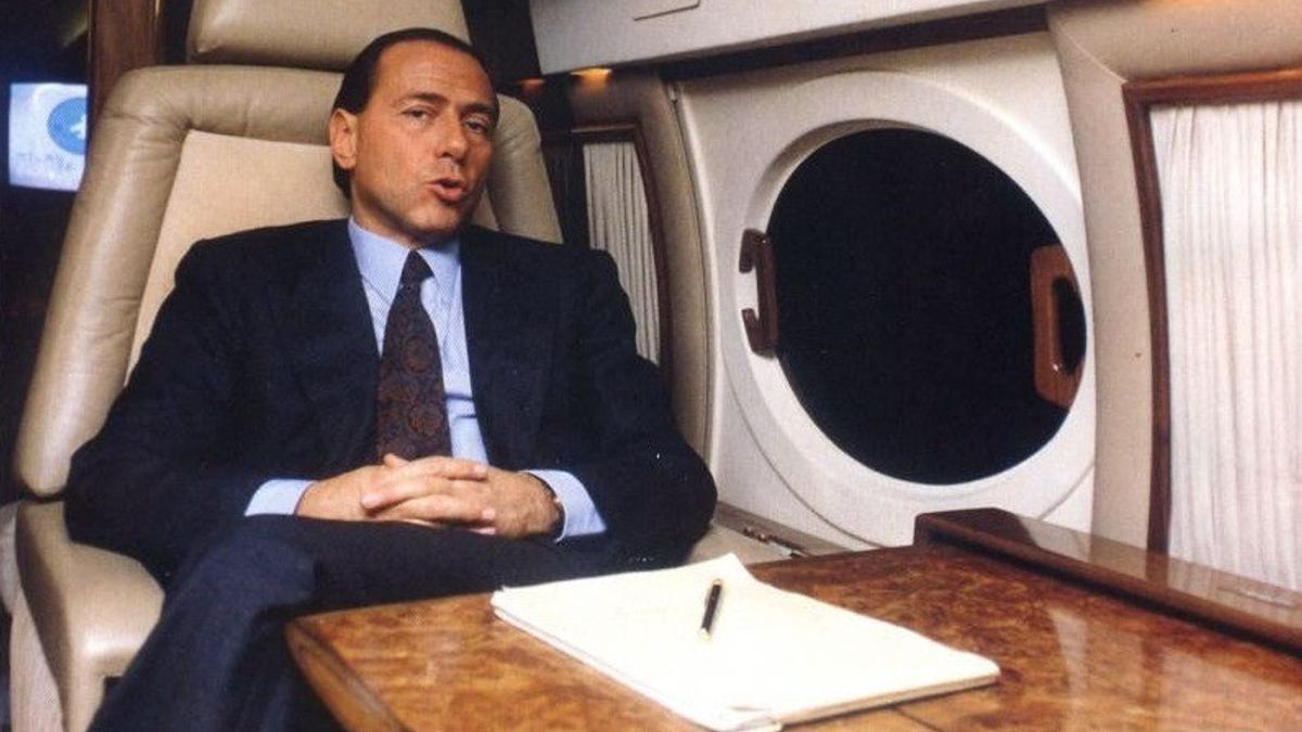 意大利总理西尔维奥·贝卢斯科尼(Silvio Berlusconi)在2011年11月12日的《今日记忆》中辞职