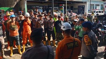 SAR Searches 2 Victims Of Landslides Of The Sumedang Mud Flood Who Are Suspected Of Being Carried By The Current To The Cinarik River, Bandung