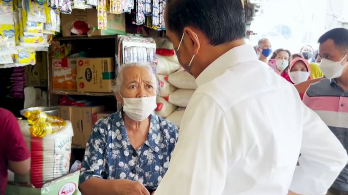 Jokowi Beli Minyak Goreng Hemart di Yogyakarta, Produk Milik Adik Konglomerat Bachtiar Karim, Ibu Ini Mau Kembalikan Uang 'Kelebihan'