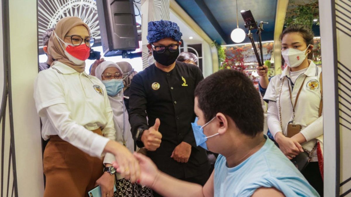 斯塔夫苏斯总统安基·尤迪斯蒂娅回顾茂物残疾人疫苗接种