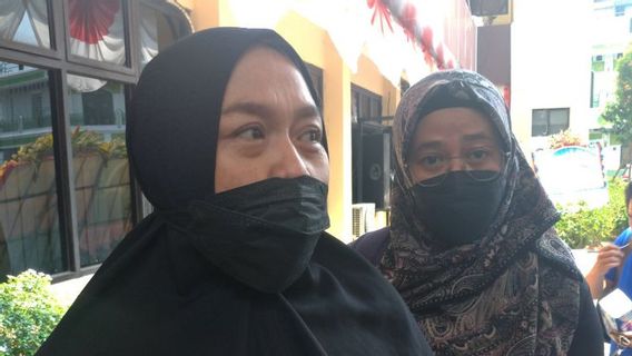 Ibu Tersangka Kasus Pengeroyokan Adik Kelas Rela Sujud kepada Orang Tua Korban Asal Kasusnya Damai