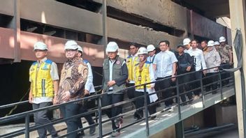 ar au ministère de la Pu réparant le bâtiment du gouvernement provincial de Kediri incendié par la foule