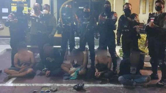 5 Remaja Laki-laki Bersenjata Celurit Ditangkap saat Ingin Tawuran Dekat Apartemen Green Pramuka