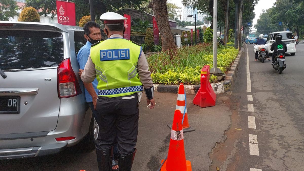 警方开始坚决，对不小心停在Kebon Sirih路肩上的汽车采取行动