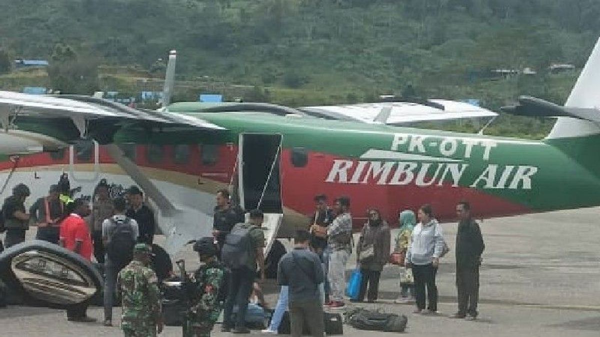 Riding a Logistics Plane to Fly to Sentani, 50 Oksibil Residents Are Anxious Every Night Hear Gunshots