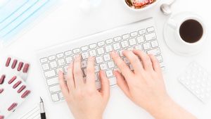 Tulisan Terasa Datar? Kenali Kata Kerja Material agar Naskah Lebih Hidup