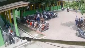 prononcé par un couteau de mari devant une école d'enfants