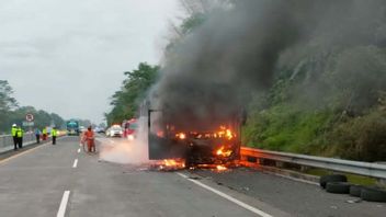 حريق يخرج من غطاء محرك السيارة، PO سوديرو تونغجا جايا حافلة اشتعلت فيها النيران على الطريق حصيلة سيمارانج سولو