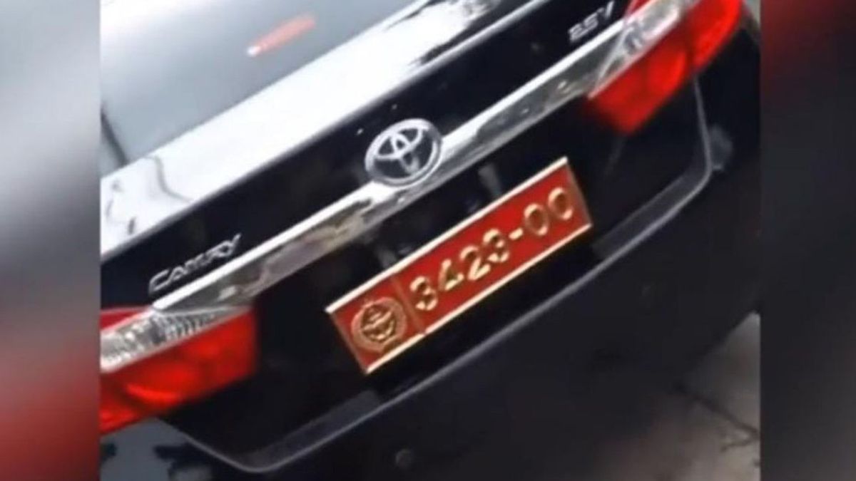 Viral Shows Off A Sedan With A TNI Service Plate, The Owner Apologizes: It's Stupid, I'm Wrong