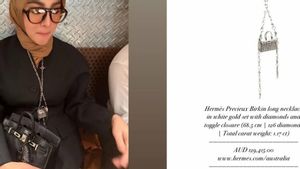 Gaya Mewah Syahrini dengan Kalung Unik Bentuk Tas Hermes Seharga Rp1,4 Miliar