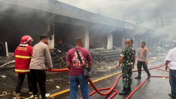 بالي - أحرقت عشرات المتاجر في سوق مينانغا في بالي