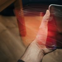 Kita Tahu Smartphone Berdampak pada Kesehatan, Tapi Bagaimana?