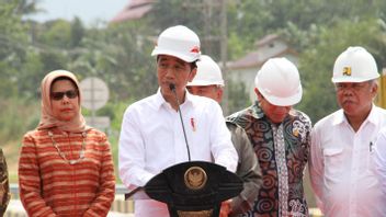 President Jokowi Reviews Vaccination Of 1000 Residents In Balikpapan