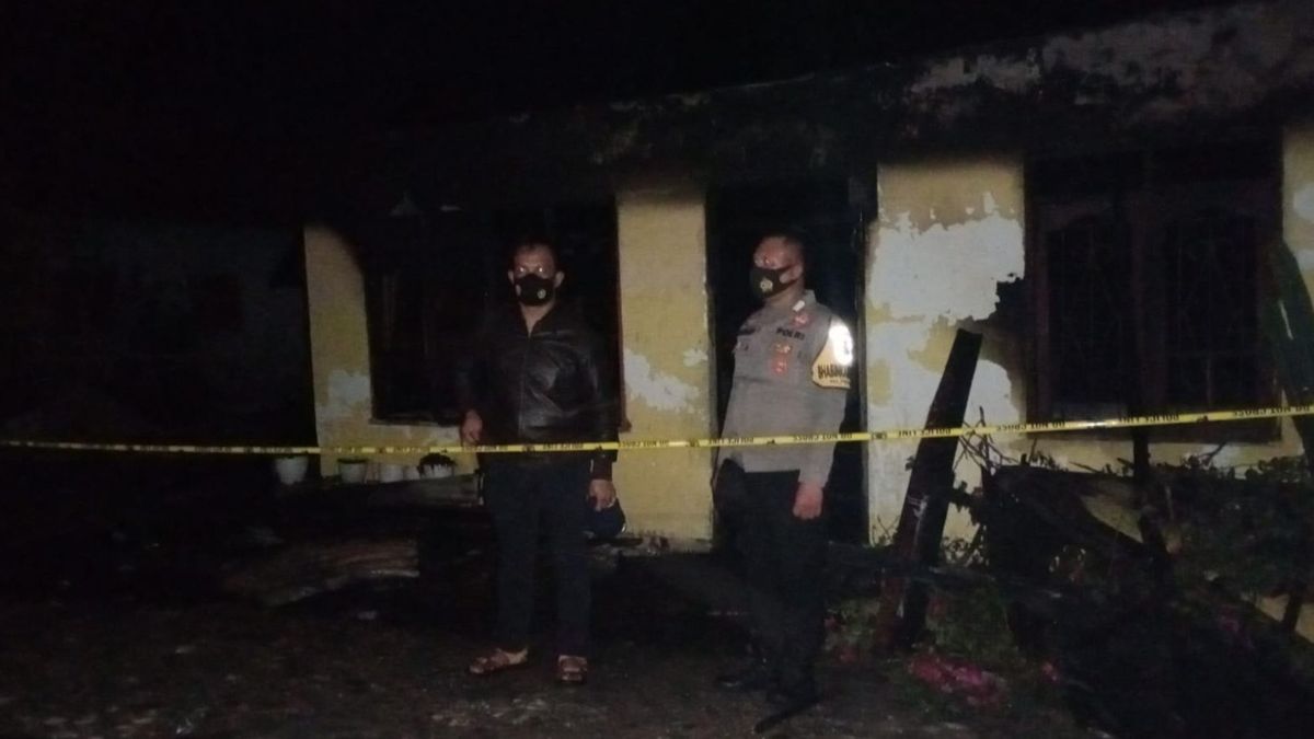 北パダングラワス北スマトラの1つの家が燃え、4人が閉じ込められた