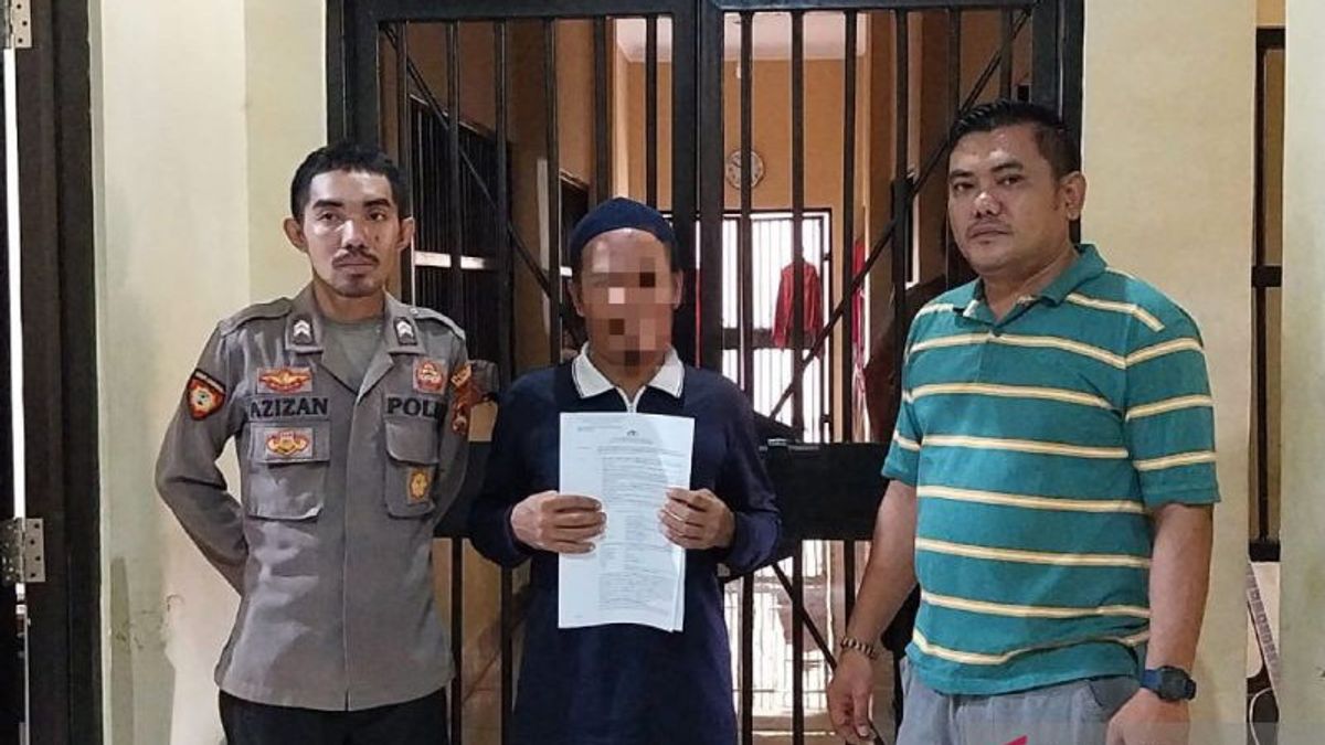 库兰·阿贾尔的父亲,他一再被松巴哇警察逮捕。