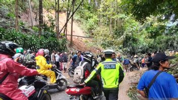 Landslides In Tonjong Village, Lalin Sukabumi Flow To Palabuhanratu Recovered Through Cikidang