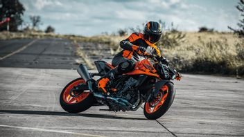 Commemorating 30 Years of the Duke Series, KTM Releases the 990 Duke with Wild Performance