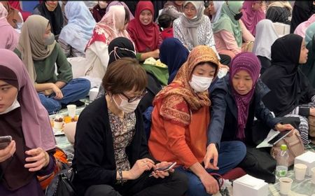 Keseruan Warga Jepang dan WNI Buka Bersama di Indonesia Islamic Cultural Festival