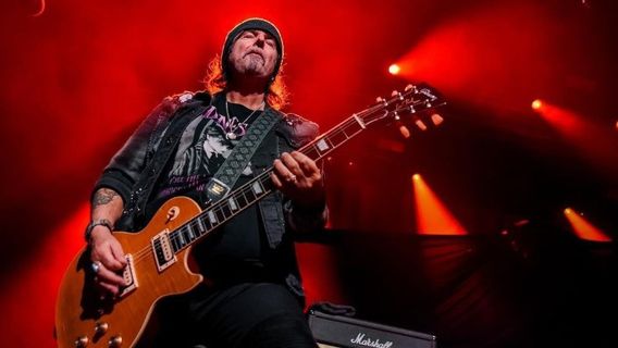 元MotörheadのPhil Campbell、コンサート中に携帯電話をいじっている観客を非難