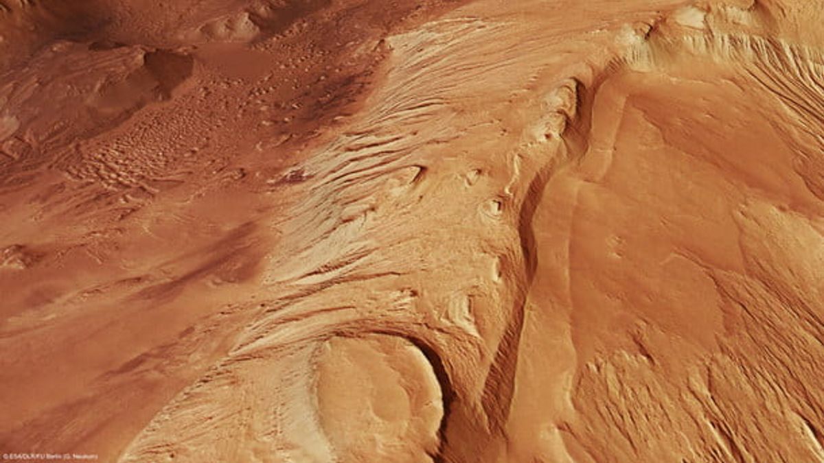 المركبة الفضائية الأوروبية تعثر على الكثير من المياه في نظام الوادي المريخي
