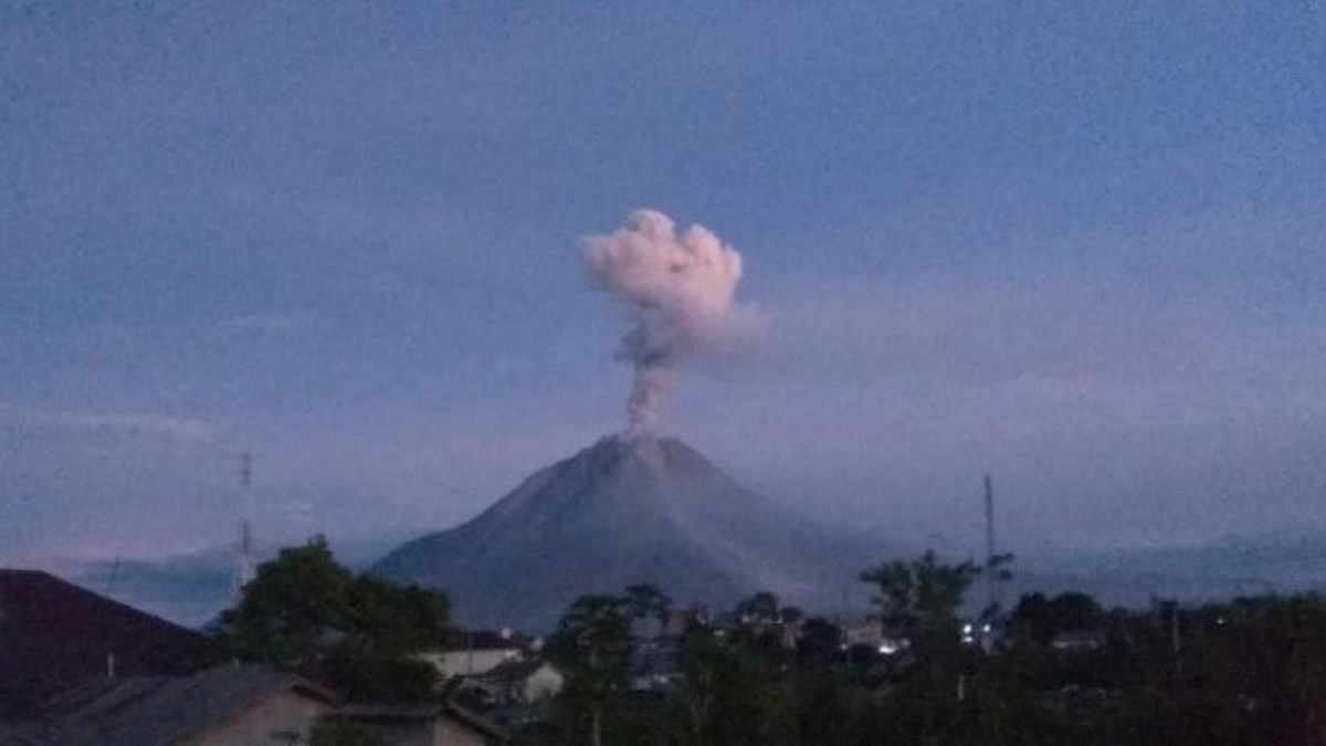 Éruptions Du Mont Sinabung Deux Fois Avec Des Cendres Volcaniques Aussi Hautes Que 1000 Mètres