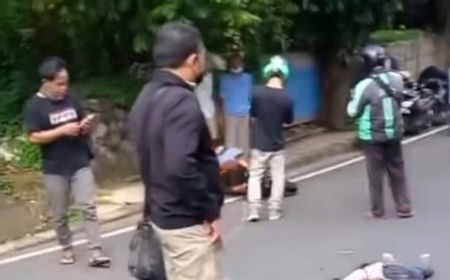 Honda CBR dan Yamaha Mio Adu Banteng di Jalan Deplu Pesanggrahan, Satu Orang Tidak Sadar