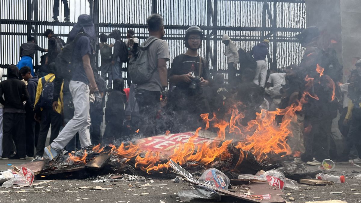 Jokowi's Poster Burned By Demonstrators In Front Of The Indonesian People's Consultative Assembly Building