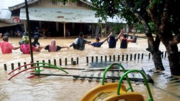 东亚齐的一些地区被洪水淹没，居民撤离。