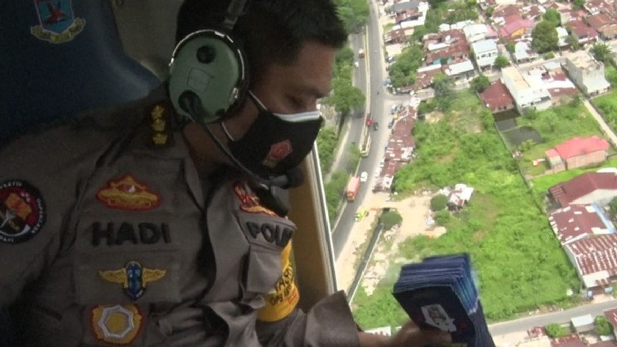 北苏门答腊警方通过直升机分发数千本紧急 PPKM 宣传册