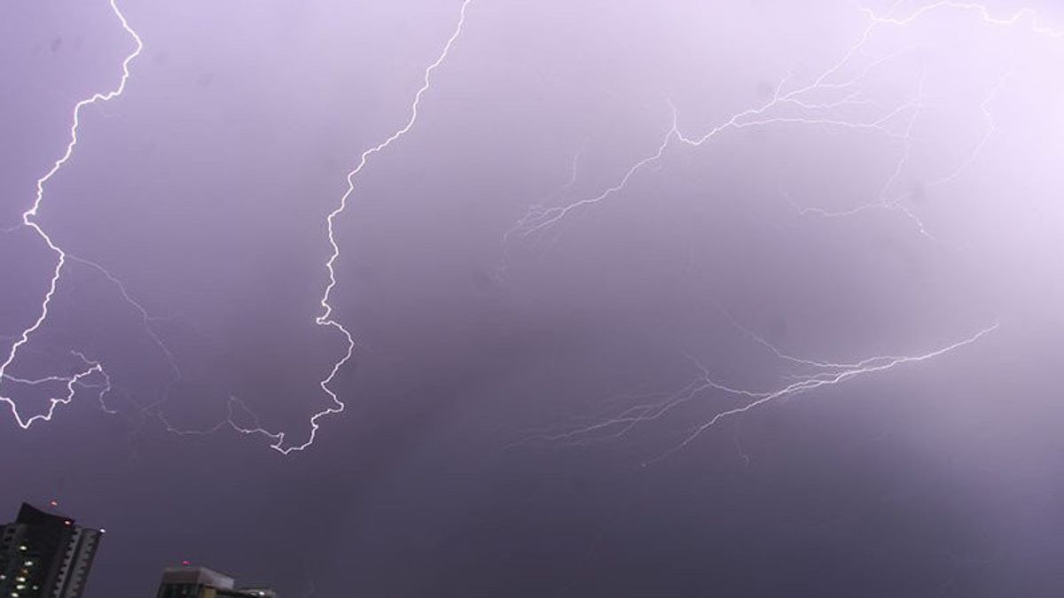 Beware Of Lightning Rain In 3 Areas Of Jakarta Today