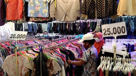 Pedagang Baju Bekas Impor di Pasar Senen Raup Omzet hingga Rp12 Juta per Hari