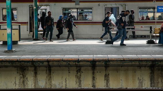 妇女在 Krl 中抽搐的年表： 跌倒， 先接受治疗， 在不同的火车上再次跌倒