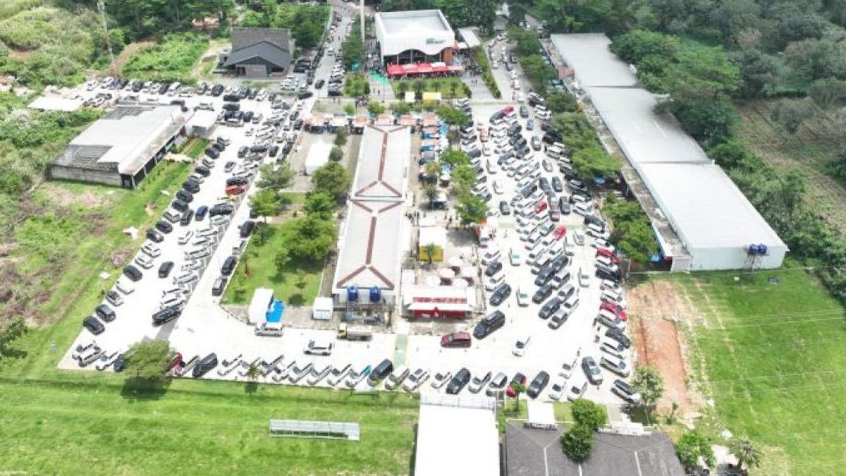 一排休息区，可供前往雅加达和Puncak的道路使用者使用