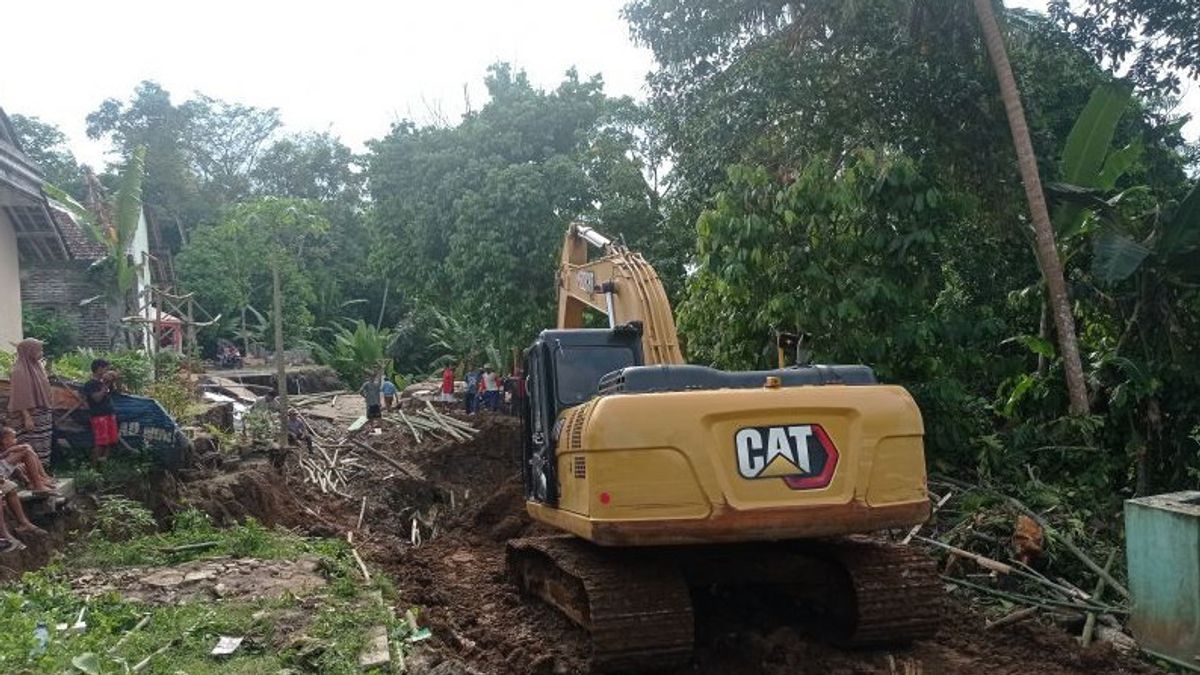 レバックの移動式土地災害により、住民の家による農村間の道路アクセスが遮断され、損傷を受ける