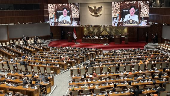 Sambil Teteskan Air Mata, Puan Minta Maaf Atas Kekurangan Kinerja DPR Periode 2019-2024