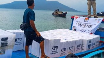 木製のボートを使用するナトゥナでの選挙ロジスティクスの配布、KPU:防水シートで覆われています
