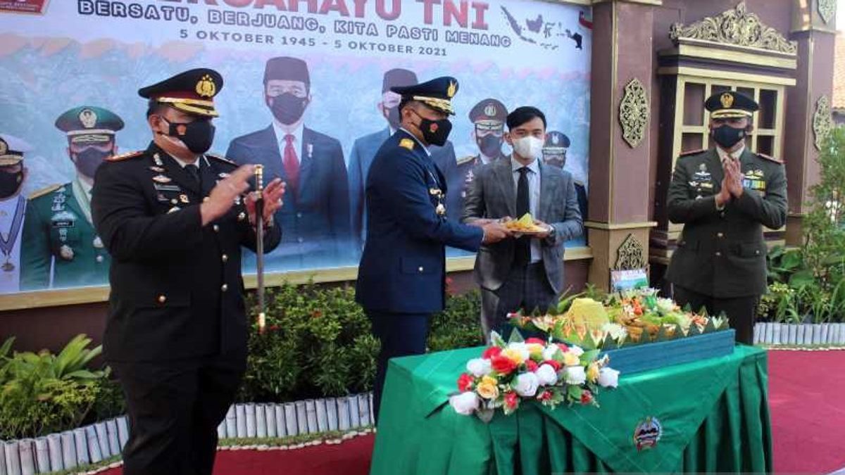 Solo Down To Level 2 PPKM, Gibran Rakabuming 'Raises Hat' For TNI's Hard Work In Vaccination