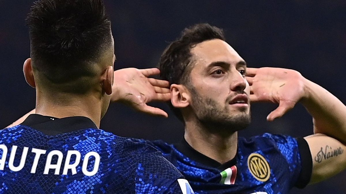 Buntut Selebrasi Kontroversial Calhanoglu dalam Laga Milan Vs Inter, Curva Sud Bentangkan Spanduk Balasan