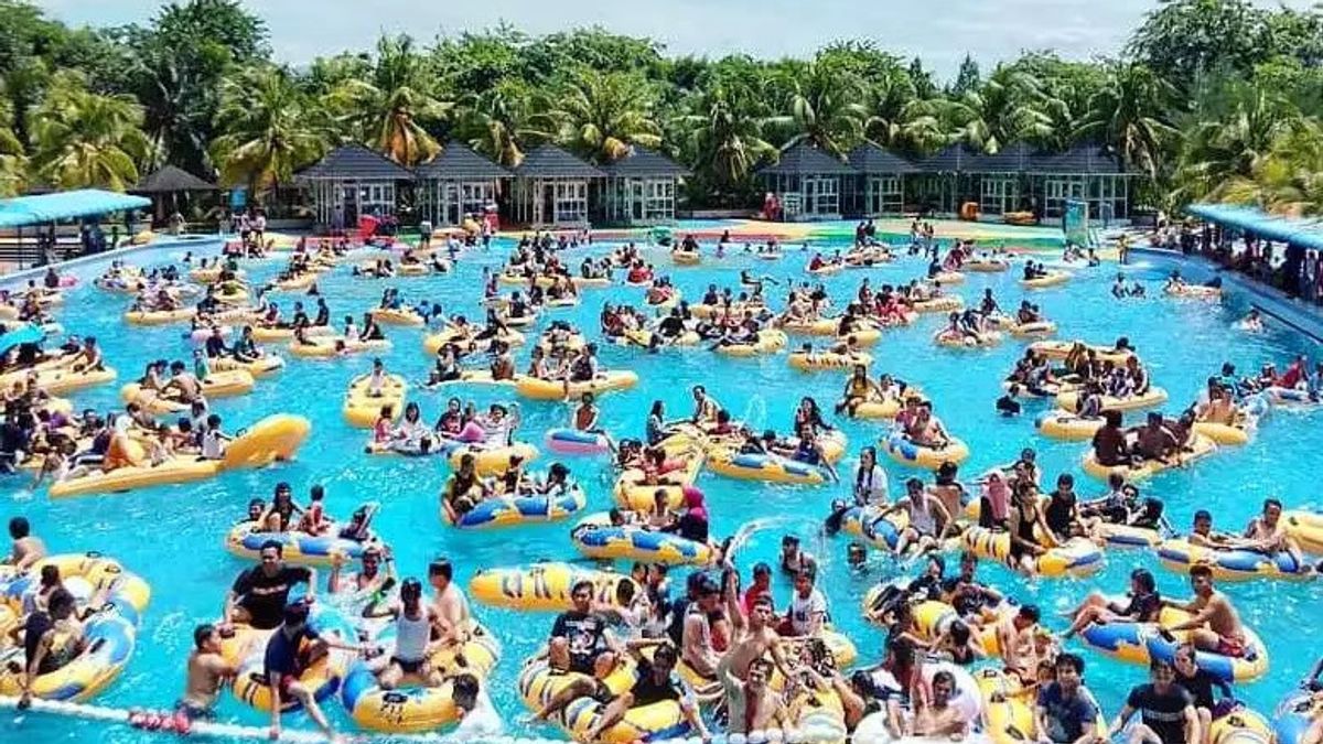 شمال سومطرة الحديقة المائية مليئة الناس في حمام سباحة، وفرقة العمل يعمل