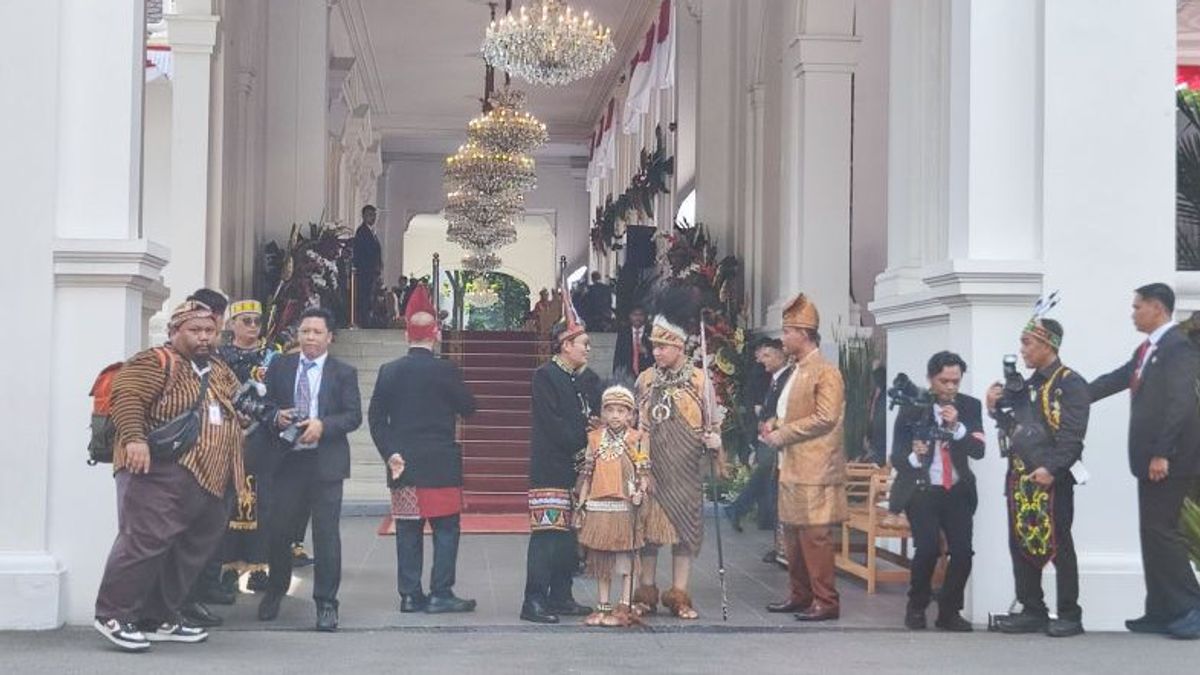 Gibran-Jan Ethes In The Papuan Traditional Dress At The Merdeka Palace