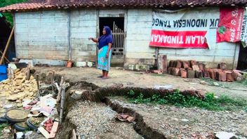 ブルロト村の移動地帯現象が激化し、住民の家が脅かされる