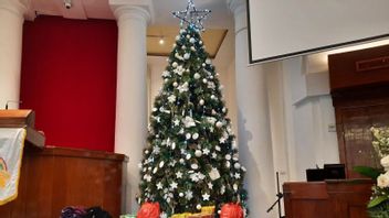 GPIB会众以马内利·库拉·哈拉·哈拉潘在圣诞树上通过纸