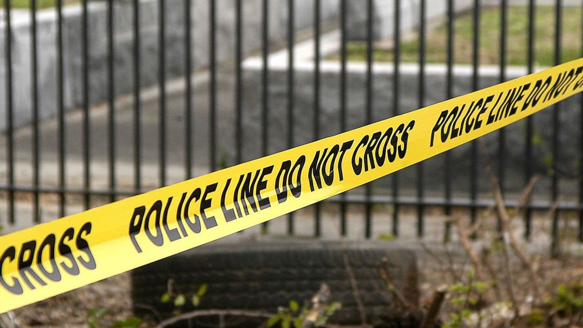 棉兰摩托车团伙的4名青年被警察逮捕，车队用钉住棒球棒