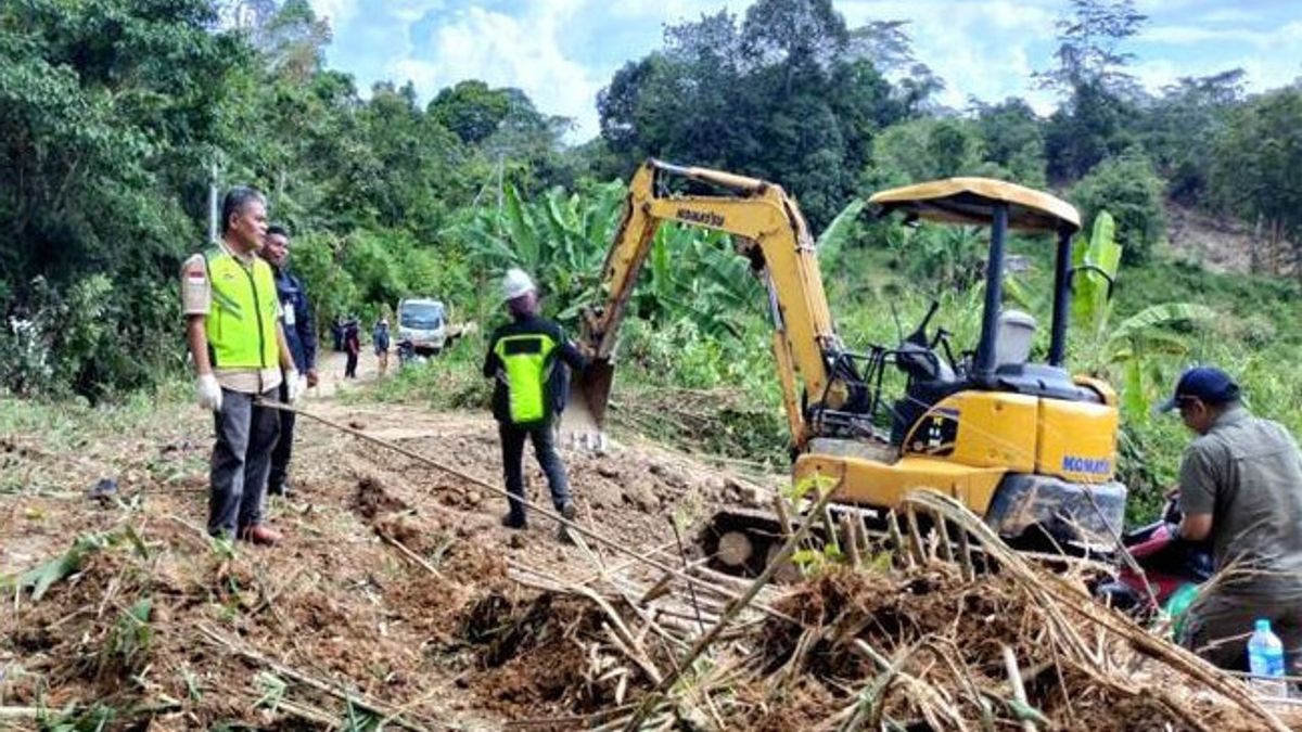 A 15-meter landslide was buried, now the Lebak-Sukabumi road can be crossed by vehicles