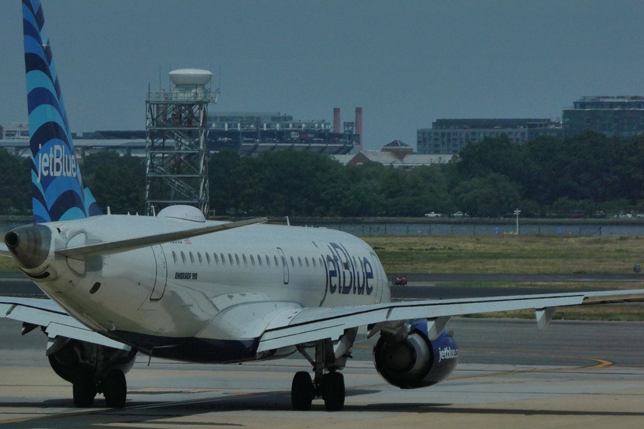 Maskapai Penerbangan JetBlue Tidak Lagi Sediakan Makanan Hangat untuk  Penumpang Kelas Ekonomi