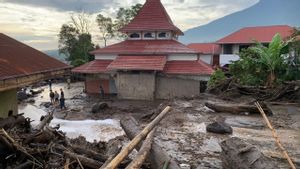 204 西苏门答腊阿加姆居民因马拉皮山的冷拉哈尔洪水而流离失所