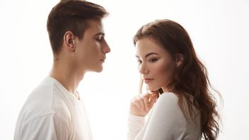 5つのサインは、人が愛の関係で自立を失うことを恐れている